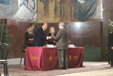 Il Rettore Eugenio Gaudio consegna i diplomi di benemerenza e le medaglie al personale collocato in quiescenza nel 2018 e alla memoria