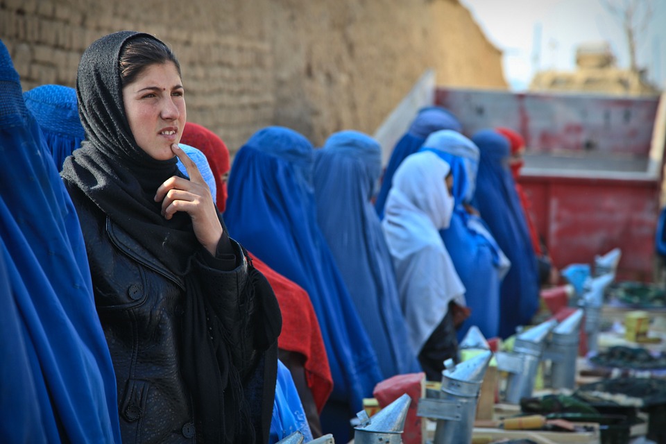 TOGHER WE STAND: la marcia di drappi blu a sostegno delle donne afghane