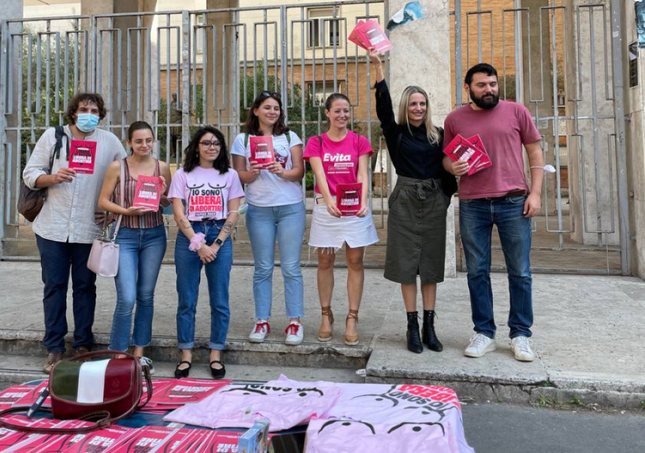 Il 28 settembre Libera di abortire presenzia dinanzi ad alcune scuole e università italiane