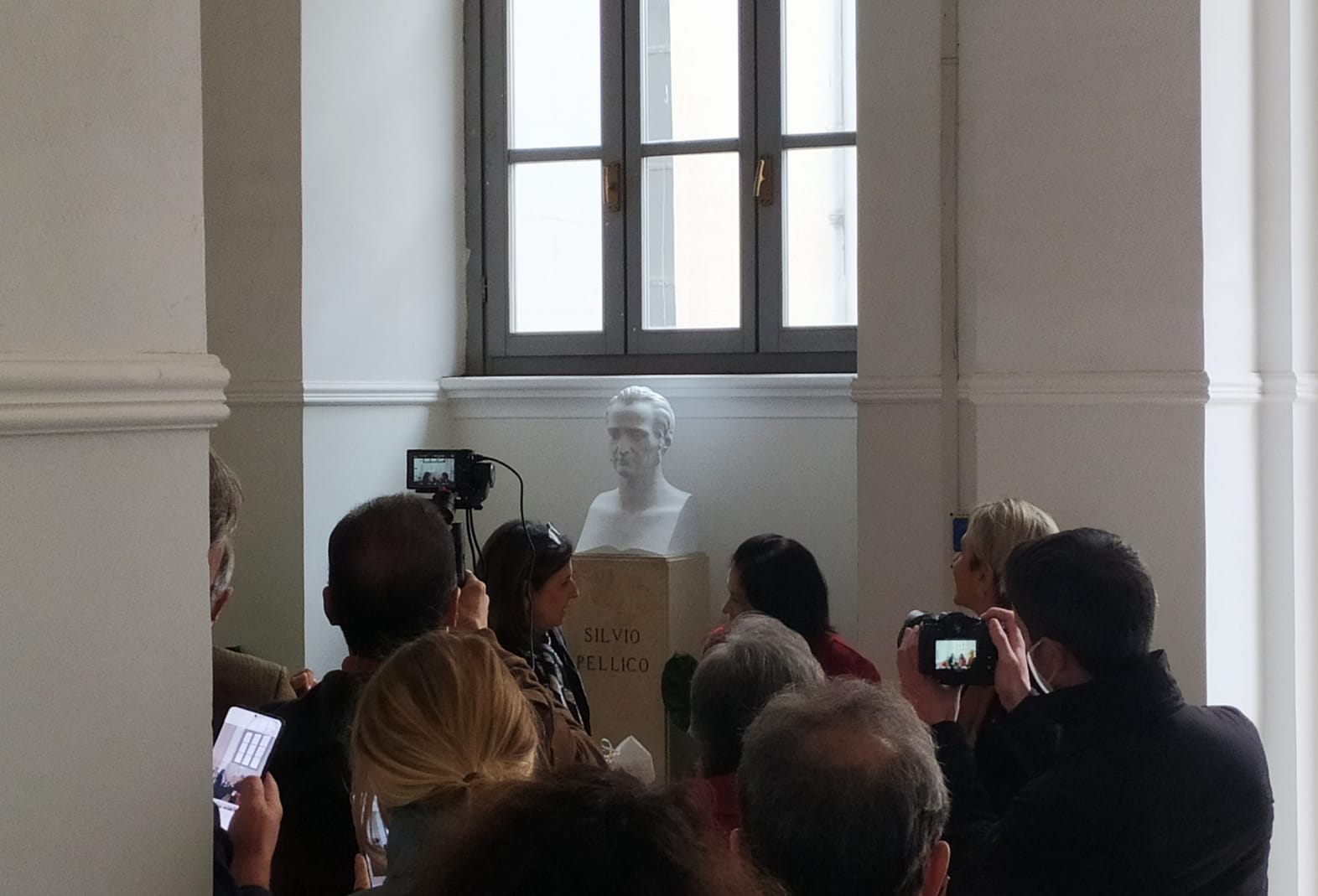 Il busto di Silvio Pellico ritorna nell’edificio di via Ariosto