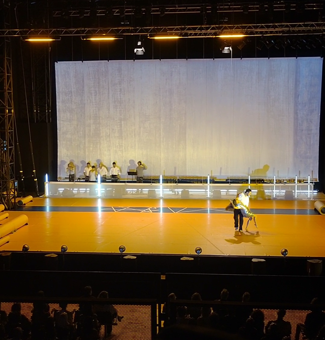 Danzare il minimalismo: La Coreografia di Anne Terese De Keersmaeker su Drumming di Steve Reich al Roma Europa Festival