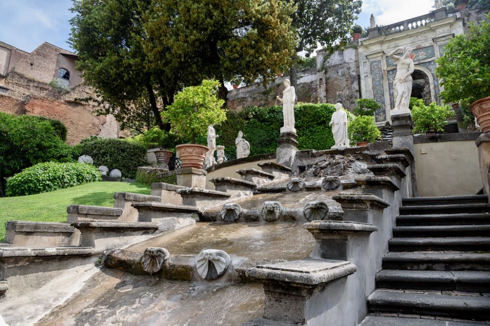Visita di una dimora tra le più antiche e prestigiose di Roma: palazzo Colonna ed il suo meraviglioso giardino alle pendici del Quirinale.