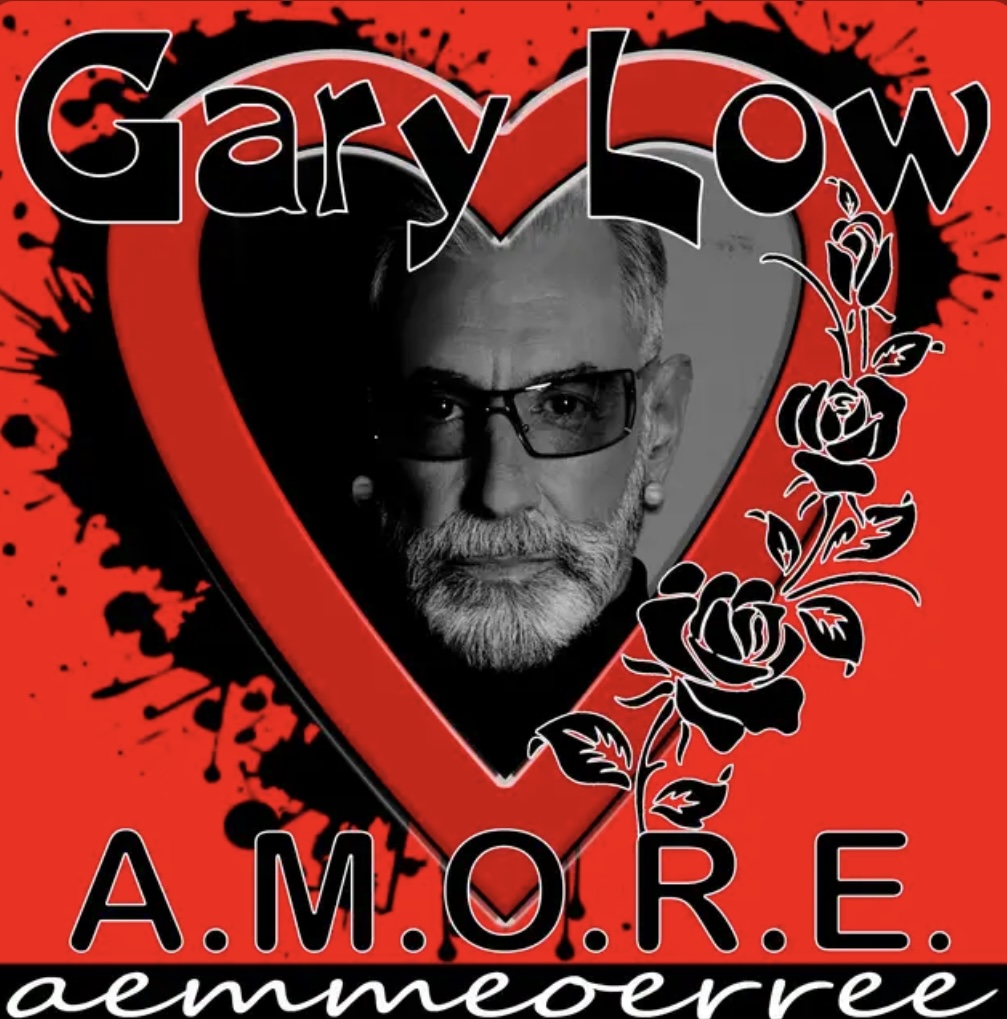 La copertina del nuovo singolo in italiano di Gary Low, intitolato 'A.M.O.R.E', presenta un'immagine in bianco e nero dell'artista, impreziosita da note di rosso. La scritta ' "A.M.O.R.E", collocata in modo prominente, è affiancata da un cuore che incornicia il viso del cantante e da dettagli di rose nere, creando un'atmosfera suggestiva e romantica.
