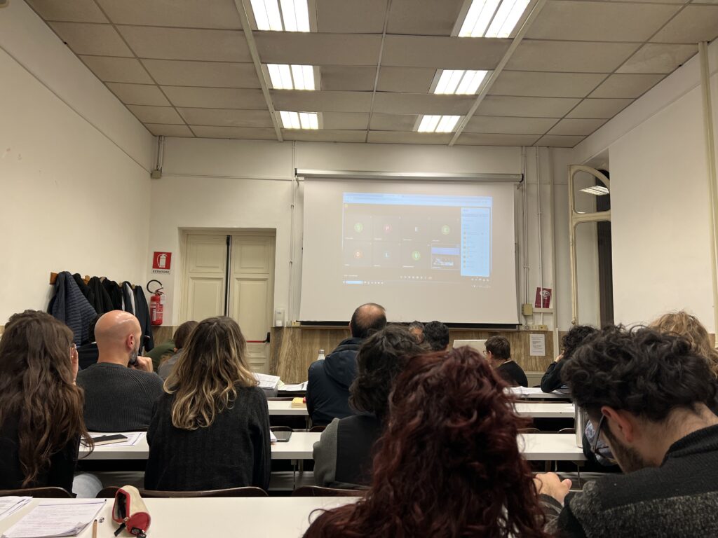 L'immagine raffigura l'aula II del Dipartimento di Filosofia durante il seminario condotto dal professor Francesco Verde dal titolo "Il problema dell'errore nel Teeteto di Platone"