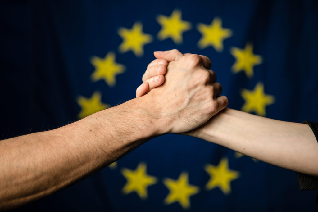 Bandiera europea con stretta di mano