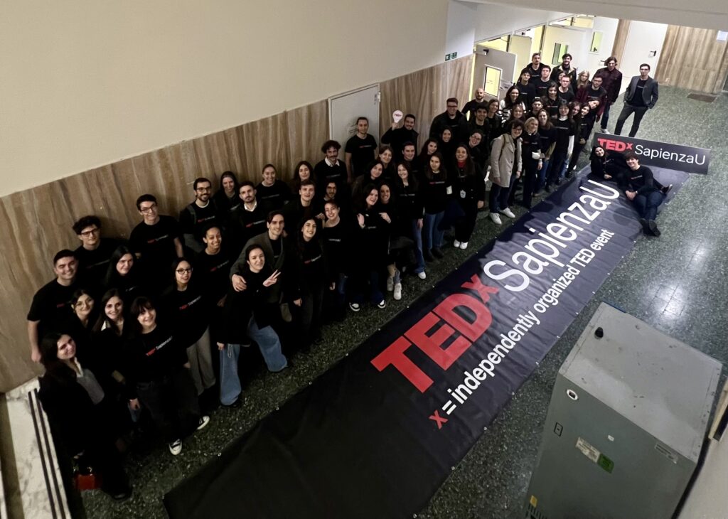 L’immagine rappresenta i 94 volontari dell’edizione 2024-2025 del TedxSapienzaU